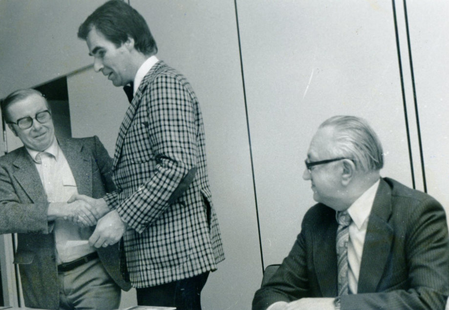 1982 OB Neuber nimmt Spende v. BM Lothar Spengler entegen